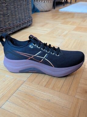 Women's Asics Gel-Kayano 32 - Size 8B